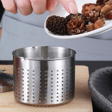 Carica l&#39;immagine nel visualizzatore di Gallery, 304 Stainless Steel Seasoning  Barrel Bucket Effectively Tea Leaking Hot Pot Home Tea Strainers Small 4*6cm
